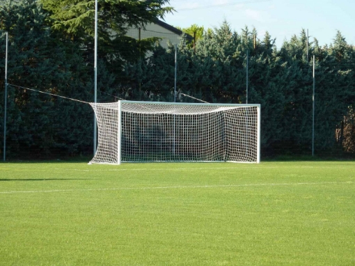 Imagen de Portería fija de fútbol con postes traseros para red 7,32 x 2,44 m – P5907